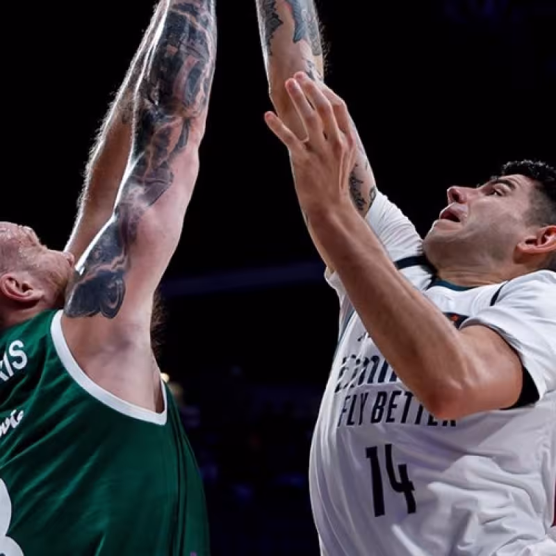 Madrid se salva en el debut ante Unicaja