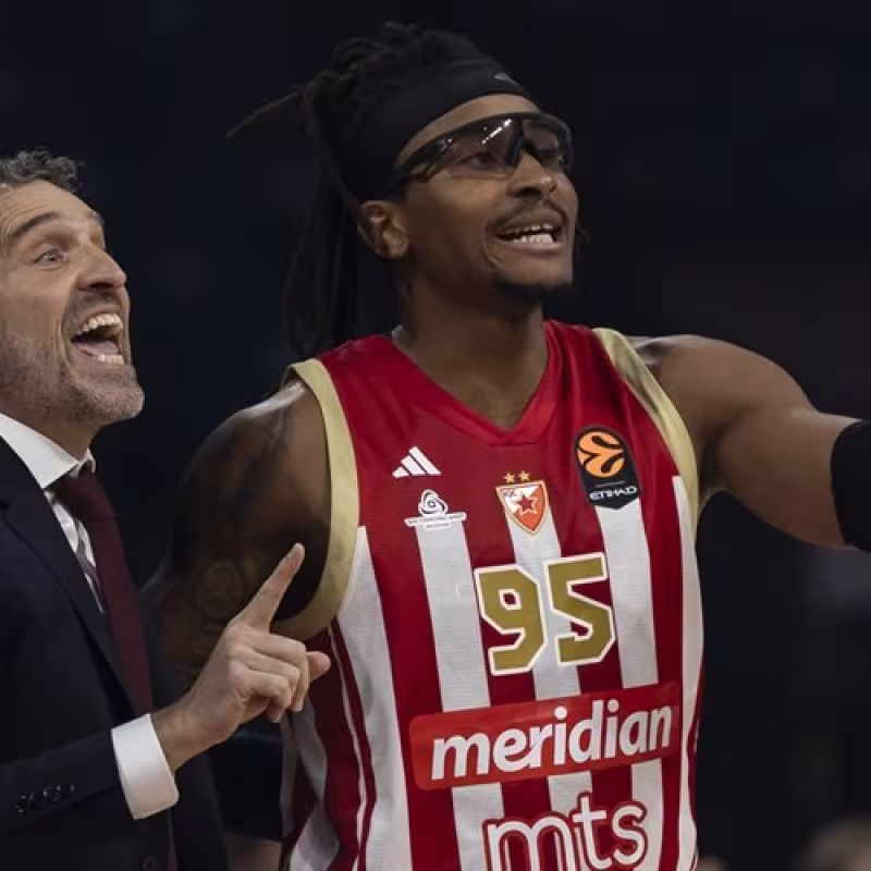 Navarro improvisa en Francia sin Motley ni Izundu