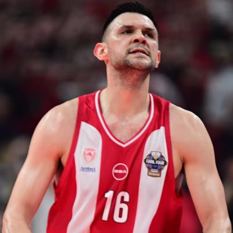 Papanikolaou renews for two years with Olympiacos.