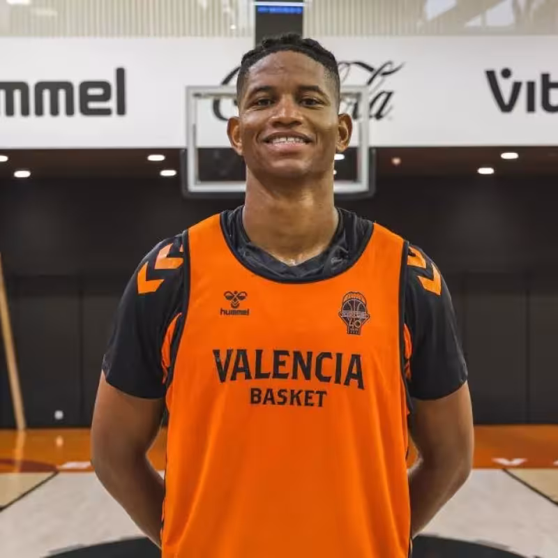 Rivero regresa a Valencia con contrato de un mes