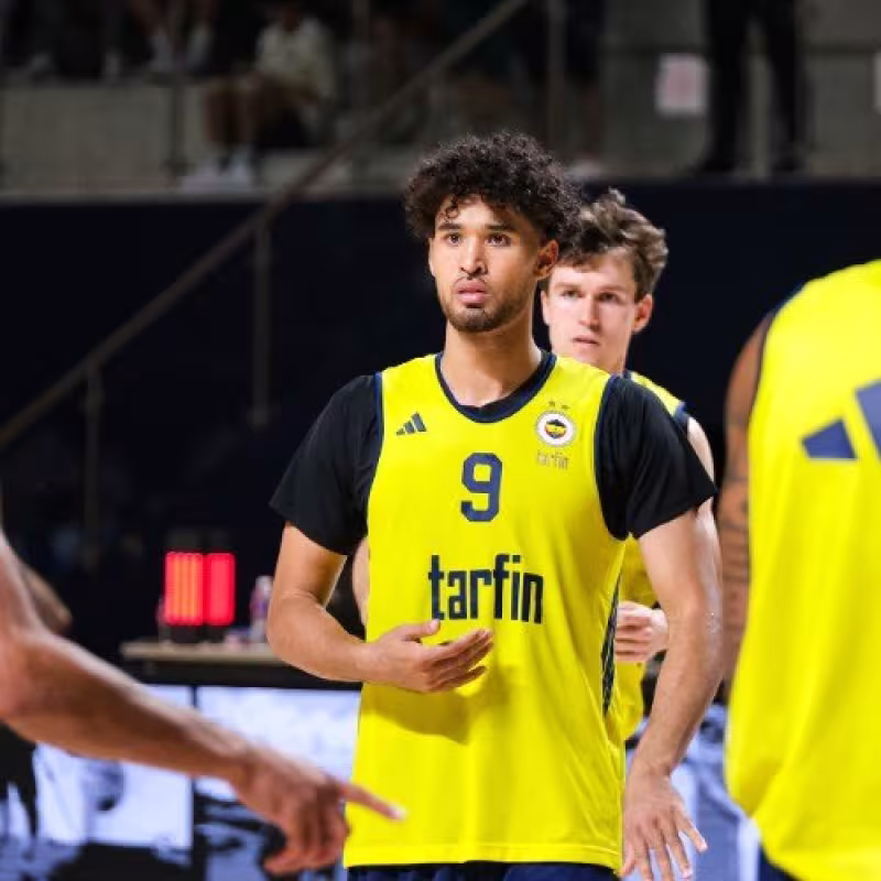 Shields y Juzang debutan con 11 puntos en caída del Fenerbahçe