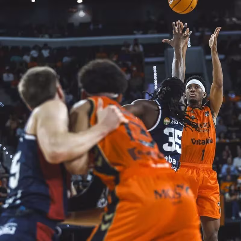 Valencia Basket golea a Baskonia con Shorts en forma