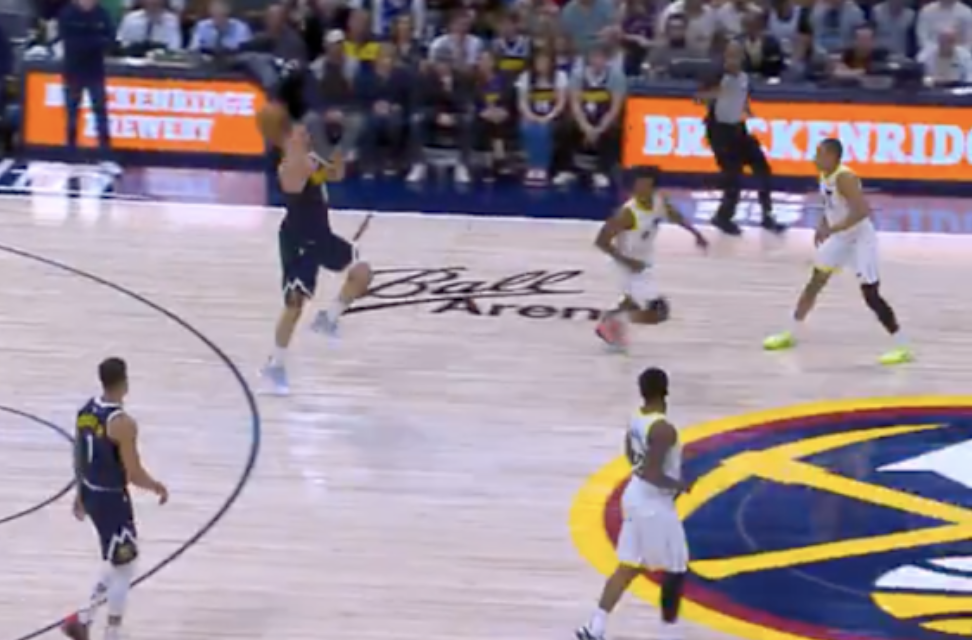 Nikola Jokic, tirando desde. su casa.