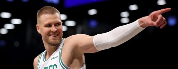 Kristaps Porzingis se marchó de los Celtics este verano