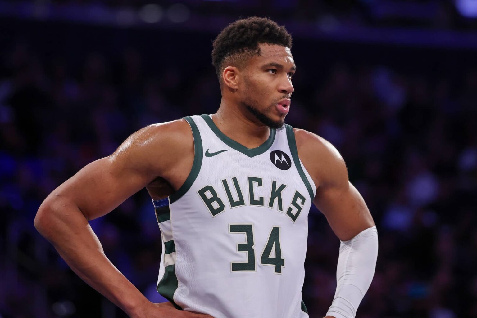 Giannis Antetokounmpo está más fuera que dentro de los Milwaukee Bucks