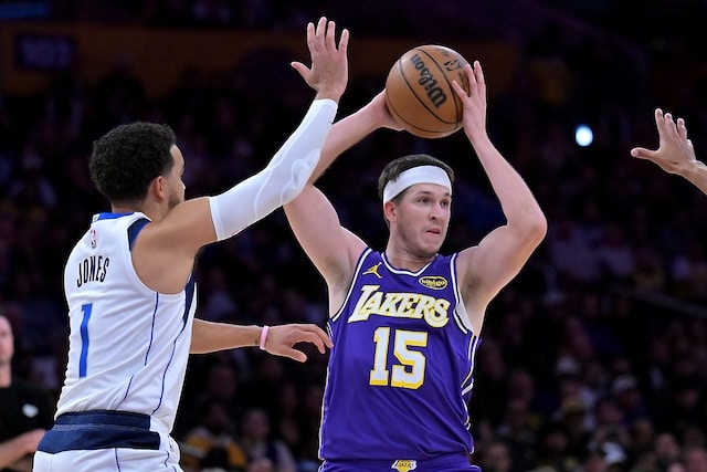 Austin Reaves, defendido por Tyus Jones