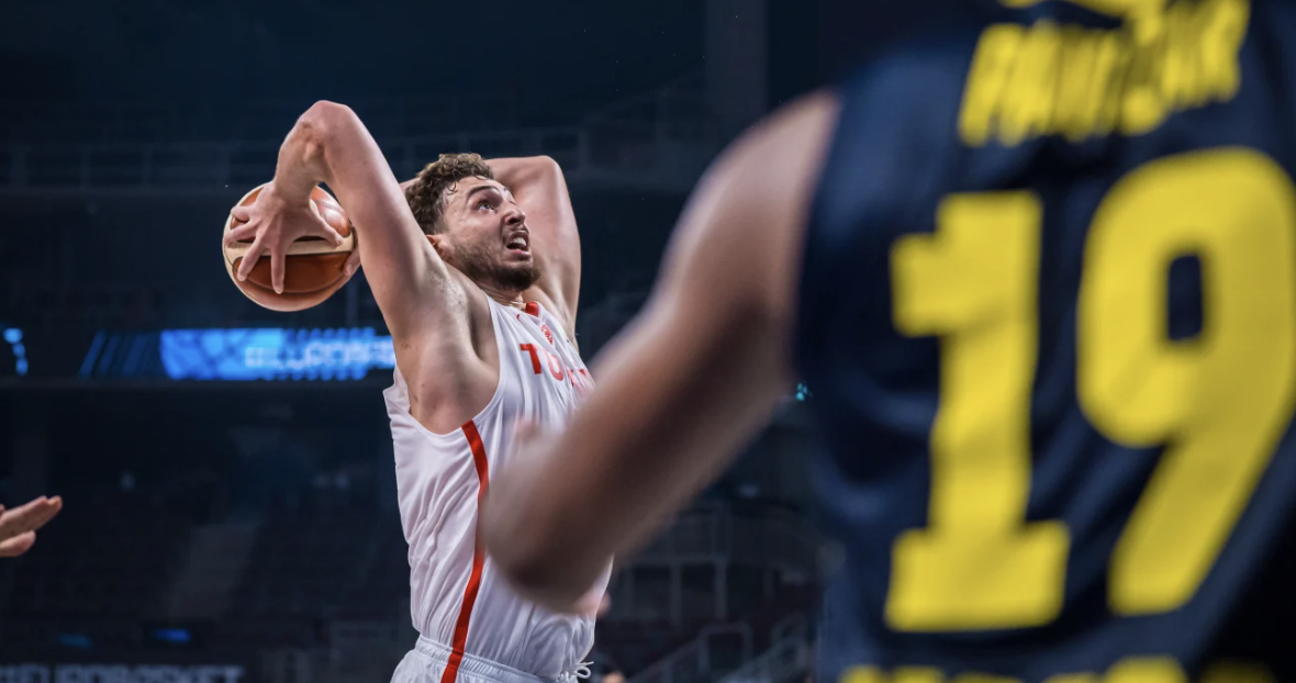 Sengun, reventando a Suecia.