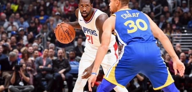 Stephen Curry defendiendo a Patrick Beverley