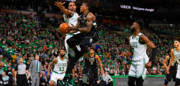 Al Horford intenta taponar a Erick Bledose.