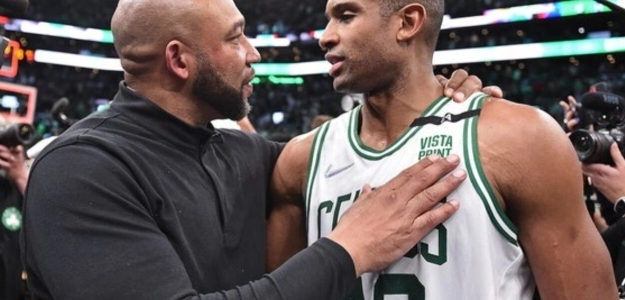 Darvin Ham, nuevo entrenador de Los Angeles Lakers, y Al Horford, jugador de Boston Celtics.