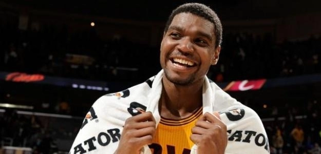 Andrew Bynum, con la camiseta de los Cavs.