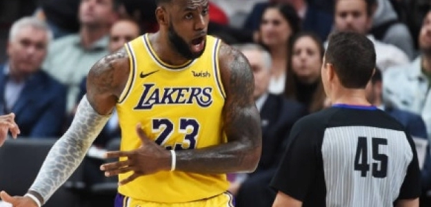 LeBron James protestando ante un árbitro durante la última temporada de la NBA.