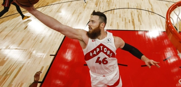 Aron Baynes en un partido con los Toronto Raptors.