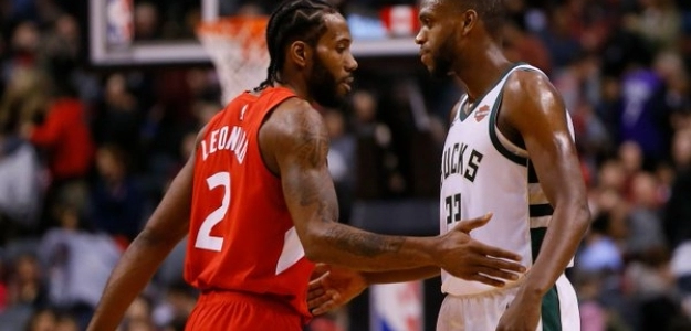 Kawhi Leonard y Khris Middleton, saludándose en un partido