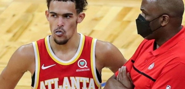 Trae Young y Nate McMillan conversan durante un tiempo muerto "Foto: NBA.com"