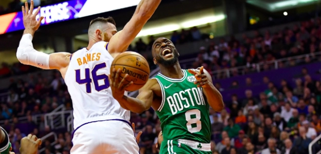 Kemba Walker penetra a canasta ante la oposición de Baines.
