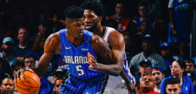 Mo Bamba, frente a Joel Embiid. 