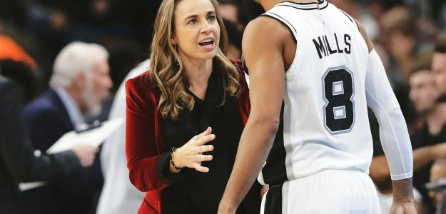 Becky Hammon entrenando a los San Antonio Spurs.