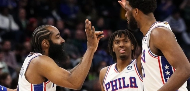 James Harden, Tyrese Maxey y Joel Embiid, jugadores de Philadelphia 76ers.