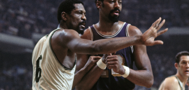 Bill Russell y Wilt Chamberlain, durante un Celtics-Lakers. 