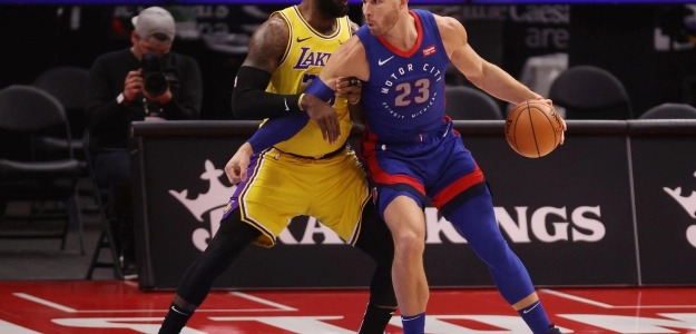 Blake Griffin, frente a LeBron James en un Pistons-Lakers.