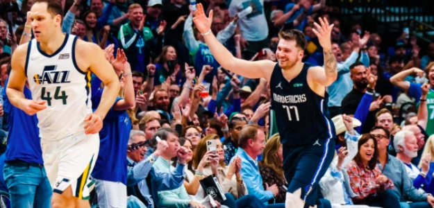 Luka Doncic celebra una canasta ante Bojan Bogdanovic. 