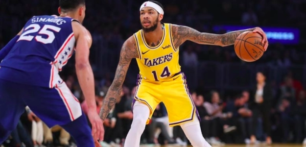 Brandon Ingram ataca ante Ben Simmons.