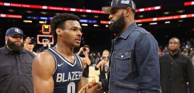 Bronny James, junto a su padre LeBron James. 