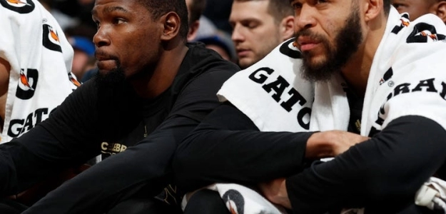 Kevin Durant, junto a JaVale McGee.