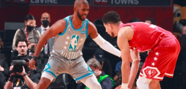 Chris Paul, estrella de Phoenix Suns, frente a su compañero Devin Booker en el All Star.