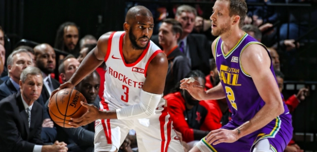 Chris Paul, ante Joe Ingles en el Rockets-Jazz.
