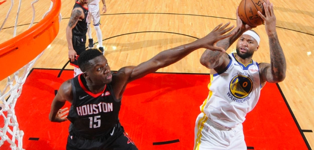 DeMarcus Cousins ataca la canasta rival ante la defensa de Clint Capela.