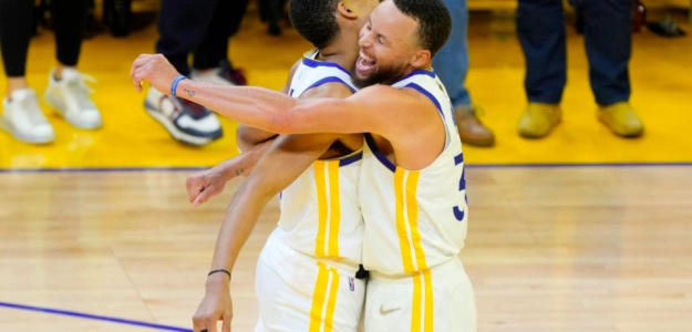 Curry y Poole, celebrando una canasta de los Warriors.