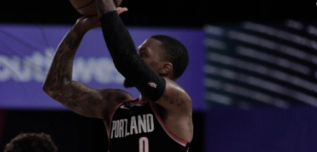 Damian Lillard, lanzando a canasta ante los Nuggets.