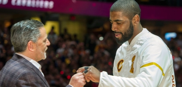 Dan Gilbert y Kyrie Irving en su época en los Cavs.