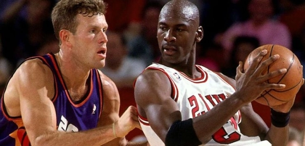 Michael Jordan ataca a Dan Majerle en un Bulls-Suns.
