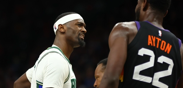 DeAndre Ayton y Bobby Portis, en un Suns-Bucks. 