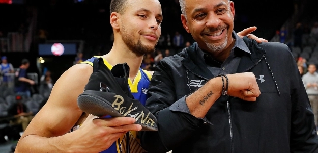 Dell Curry, junto a su hijo Stephen en un partido de los Warriors.