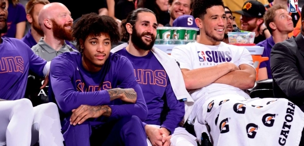 Ricky Rubio, Kelly Oubre y Devin Booker, en el banquillo de los Suns