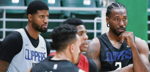 Jugadores de Los Angeles Clippers hablando entre ellos.