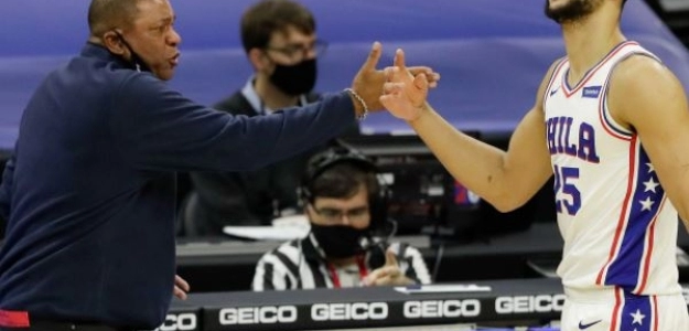 Ben Simmons saluda a su técnico tras ser cambiado "Foto: Philadelphia Inquirer"