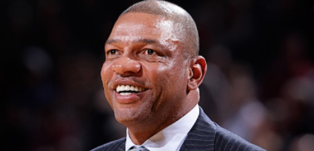 Doc Rivers dirigiendo un partido con Los Angeles Clippers.