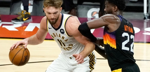 Domantas Sabonis, ante Deandre Ayton, en un Suns-Pacers.