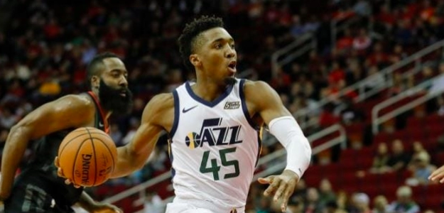 Donovan Mitchell ataca la canasta ante la mirada de James Harden.