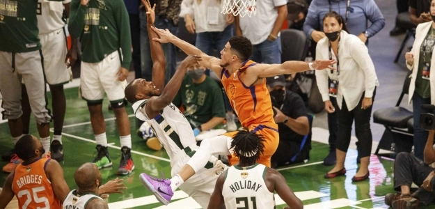 Duelo Middleton y Booker en Finales NBA 2021. Foto: gettyimages