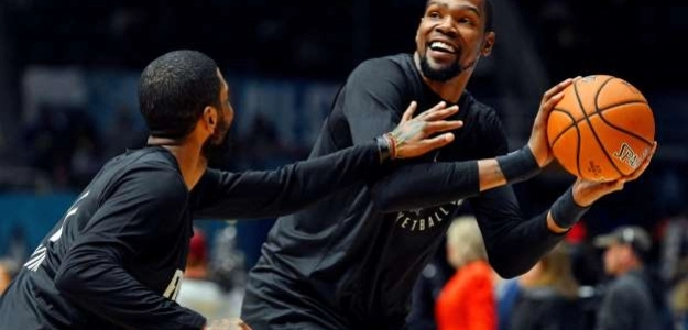 Kevin Durant y Kyrie Irving, bromeando.