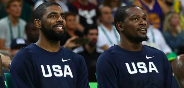 Kyrie Irving y Kevin Durant con el equipo de Estados Unidos.