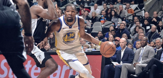 Kevin Durant penetra ante la defensa de los Spurs.