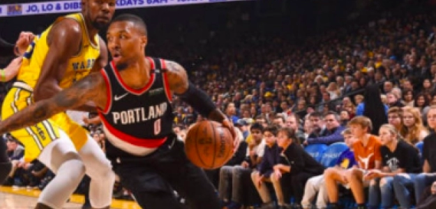 Lillard ataca la canasta rival ante la defensa de Kevin Durant.