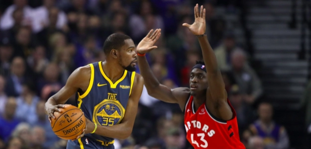 Kevin Durant ataca ante Pascal Siakam en el Raptors-Warriors.